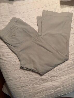 GAP Aubrey dress pant khakis with a flared leg light tan cream color w/strech